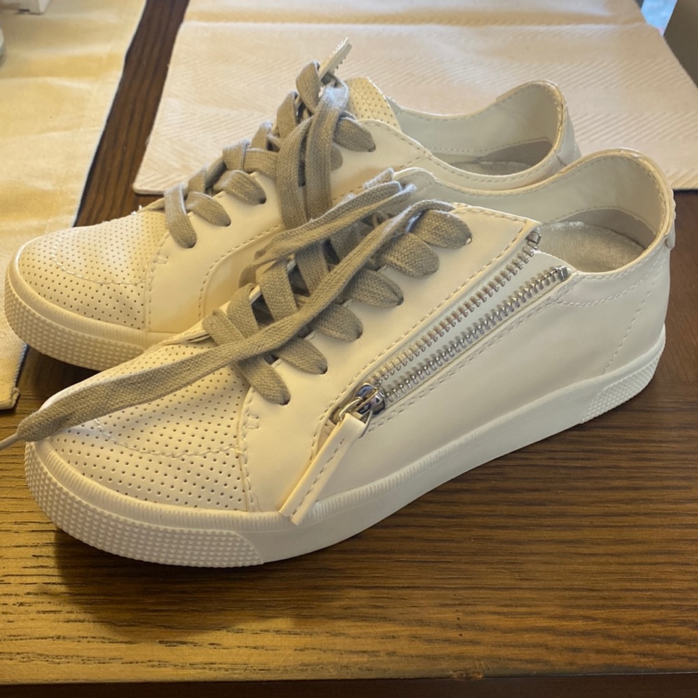 Dolce Vita White Leather Low-Top Sneakers with Gray Laces